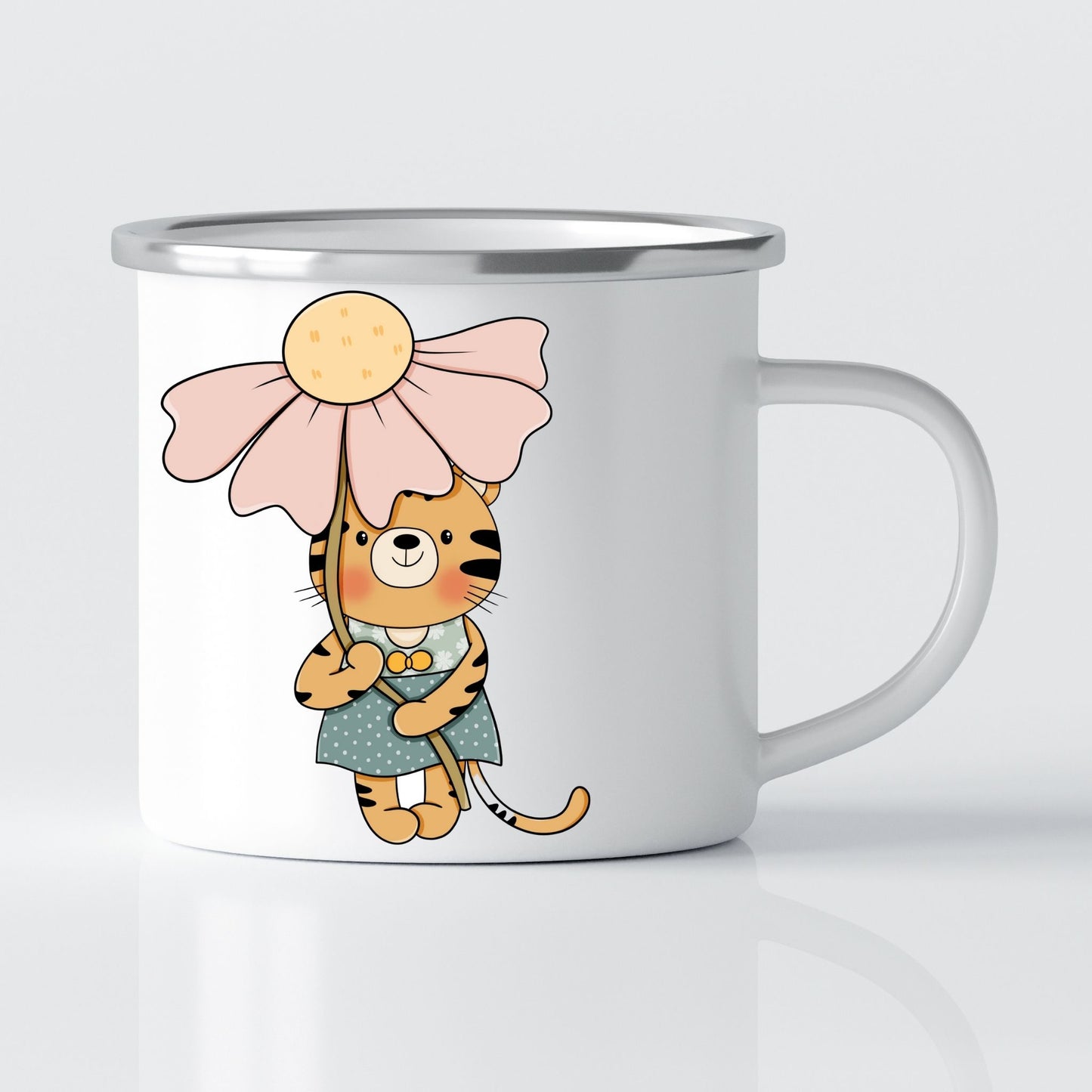 Krus i hvit emalje med dekorativ sølvkant øverst. Kruset er påført et motiv på hver side av hanken. Dette kruset har trykk av Tiger jente på den ene siden.