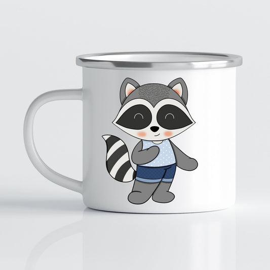 Krus i hvit emalje med dekorativ sølvkant øverst. Kruset er påført et motiv på hver side av hanken. Dette kruset har trykk av en Vaskebjørn gutt på den ene siden.