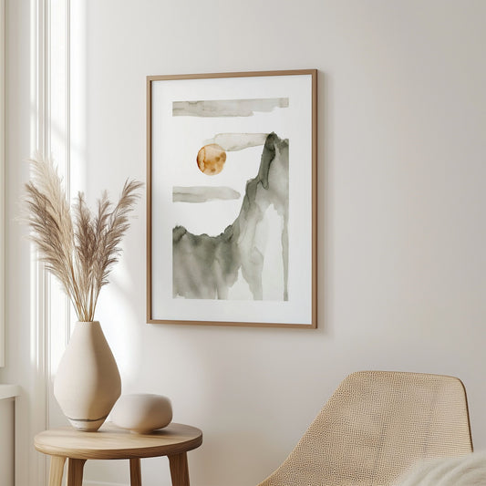 Motivet viser en ensom klippe som stiger opp mot himmelen, med en gyllen fullmåne omringet av sjeldne, svevende skyer – alt gjengitt i myke akvarelltoner av grått, hvitt og beige. Plakat har en bred, hvit kant. Illustrasjonen viser plakat i eik ramme.