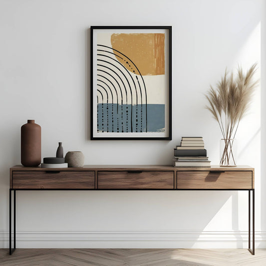 Ethereal Flow med myke linjer, balanserte kurver og naturlige jordtoner i blått og beige, skaper denne plakaten en rolig og sofistikert atmosfære. Illustrasjon viser motivet som plakat i sort ramme.