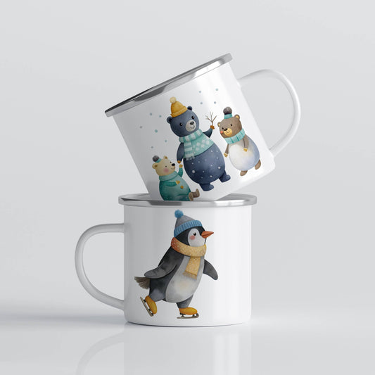 EVENTYRKRUS No9 – Bjørner og pingvin med skjerf. Et emaljekrus med koselig vintermotiv av vennlige bjørner og en pingvin – alle godt pakket inn i skjerf. Et krus som oser av varme, selv på kalde dager.