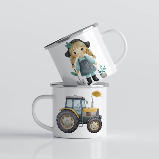 EVENTYRKRUS No10 – Gårdsjente og traktor. På dette emaljekruset møter vi en sjarmerende liten gårdsjente med fletter og hagespade, klar for en dag i grønnsaksbedet – og på motsatt side: en kraftig traktor i full sving med å spre halm. Et motiv som fanger gleden ved gårdsliv og natur – perfekt for små som elsker dyr, jord og traktorer.