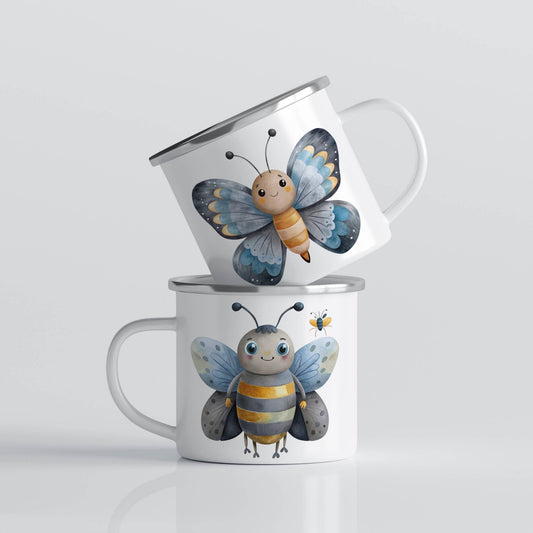EVENTYRKRUS No12 – Sommerfugl og humle i eventyrfarger. Dette søte emaljekruset byr på en fargerik sommerfugl med glitrende blå og gylne vinger på den ene siden, og en rund, blid humle med stripete kropp og detaljerte vinger på den andre. Et perfekt par for små eventyrere som elsker naturens minste helter!