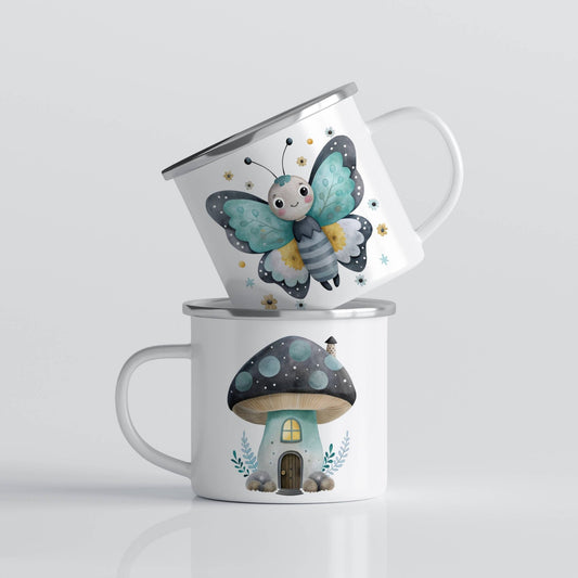 EVENTYRKRUS No13 – Smilende sommerfugl og blå sopphus. Dette eventyrlige emaljekruset har en nydelig, turkis sommerfugl med gule detaljer og et stort smil på den ene siden. På den andre siden finner du et fortryllende sopphus i blåtoner med prikket tak og lune detaljer – som hentet rett ut fra en magisk skog.