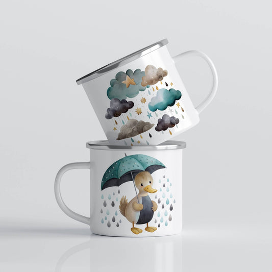 EVENTYRKRUS No17 – paraplyand og regnværsskyer. På dette sjarmerende emaljekruset møter vi en liten and med regnjakke og paraply – klar for våte eventyr! Motivet på motsatt side viser fantasifulle regnskyer med stjerner, solglimt og dråper i akvarellstil.