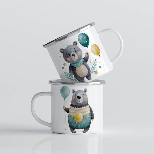 EVENTYRKRUS No18 – festglade bamser med ballonger. Dette koselige emaljekruset har to søte bamsemotiver – begge med ballonger og stjerner, klare for fest! Den ene bamsen vinker muntert med stjerner rundt seg, mens den andre holder ballonger med et bredt smil.