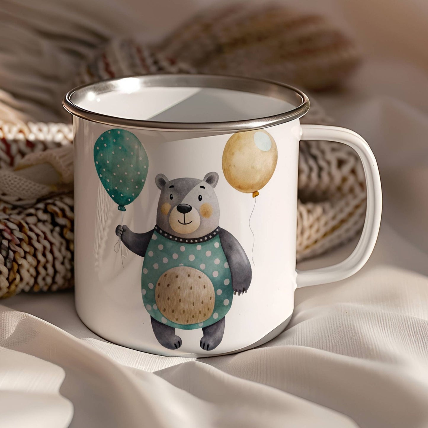 EVENTYRKRUS No19 – bamse med ballonger & vennlig drage. På dette eventyrlige emaljekruset møter du en glad bamse med ballonger på den ene siden, og en sjarmerende drage omgitt av stjerner på den andre.