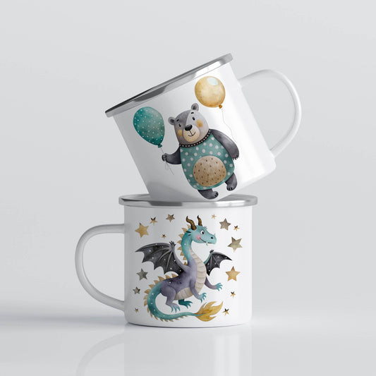 EVENTYRKRUS No19 – bamse med ballonger & vennlig drage. På dette eventyrlige emaljekruset møter du en glad bamse med ballonger på den ene siden, og en sjarmerende drage omgitt av stjerner på den andre.