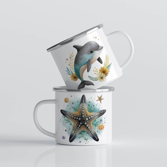 EVENTYRKRUS No1 – Delfin og sjøstjerne. Dette emaljekruset har et herlig sommerlig motiv med en smilende delfin på den ene siden og en vakker sjøstjerne på den andre. Perfekt for små eventyrere som elsker havets magi!