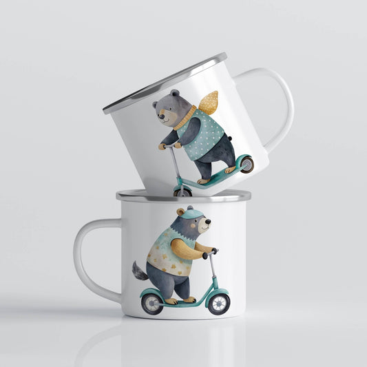 EVENTYRKRUS No20 – sparkesykkelbjørner. Dette fartsfylte kruset byr på to herlige bjørner på sparkesykkel – én iført superheltkappe og én med caps og stjerner på genseren. Et morsomt motiv som inspirerer til lek, fart og fantasi – perfekt for små helter med hjelm og eventyrlyst!