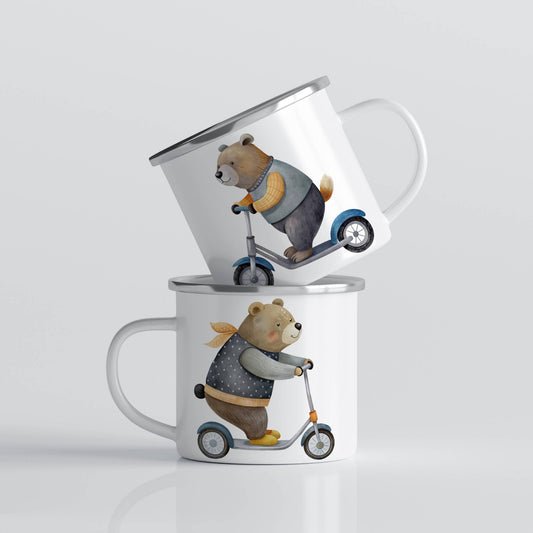 EVENTYRKRUS No21 – bjørner med skjerf på sparkesykkel. To glade bjørner på sparkesykkel pryder dette kruset – begge iført varme skjerf og koselige klær som gir en følelse av høstlig eventyr og frisk bris i pelsen. Et sjarmerende motiv som passer perfekt for små eventyrere i fart!