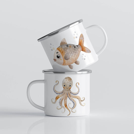 EVENTYRKRUS No23 – gullfisk og blekksprut i havets farger. Dette kruset har en søt gullfisk med bobler på den ene siden og en vennlig blekksprut med elegante fangarmer på den andre.