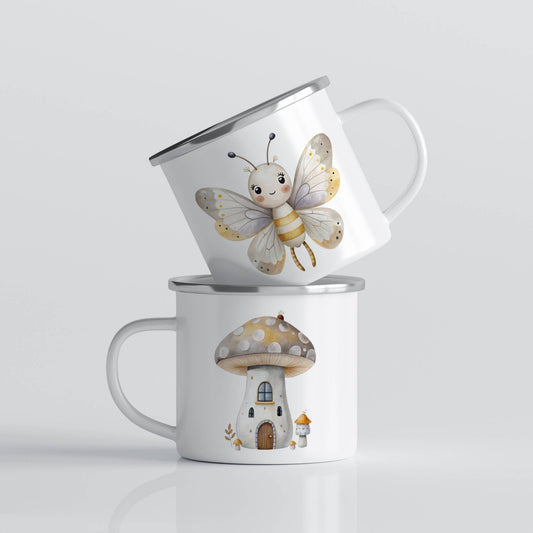 EVENTYRKRUS No24 – honninggul sommerfugl og sopphus. Dette emaljekruset har en nydelig sommerfugl i gyldne toner med store glitrende øyne på den ene siden, og et sjarmerende sopphus med prikkete hatt på den andre.