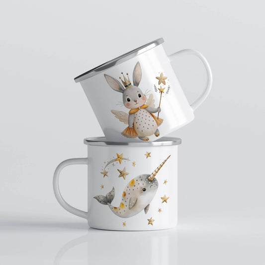 EVENTYRKRUS No25 – kaninfe med stjernestav og narhval i stjerneregn
Et ekte drømmekrus! Den ene siden viser en søt liten kanin utkledd som fe med vinger, krone og stjernestav. På den andre svømmer en narhval blant gylne stjerner.