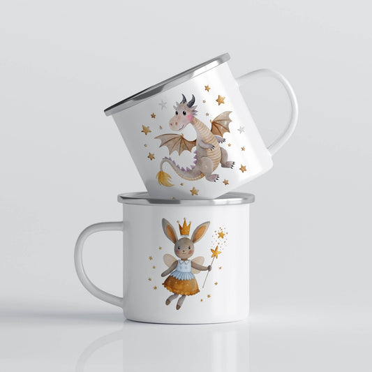 EVENTYRKRUS No26 – drage i stjerneregn og kaninfe med krone
Dette eventyrkruset har en vennlig liten drage som svever blant stjerner på den ene siden, og en søt kaninfe med krone og tryllestav på den andre.