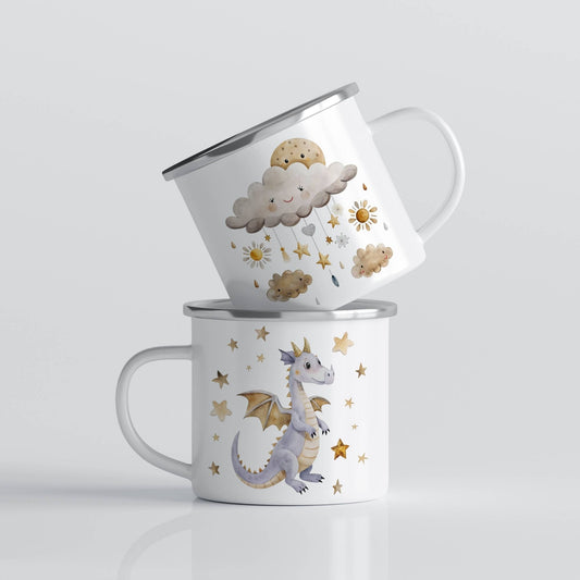 EVENTYRKRUS No27 – stjernesky og gyllen drage
Dette kruset har en søvnig sky med dryss av stjerner, måne og små soler på den ene siden, og en gyllen, vennlig drage omgitt av stjernedryss på den andre.