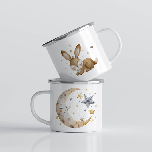 EVENTYRKRUS No28 – måneskinn og sovekanin
Dette nydelige kruset har en gyllen, drømmende måne med stjerner på den ene siden, og en brun, sovende kanin blant stjernedryss på den andre.