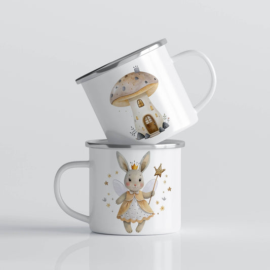 EVENTYRKRUS No29 – sopphus og tryllestøv
En liten fehare med glitrende stjernestav og gyllen kjole pryder den ene siden av kruset, mens et koselig sopphus med vinduer og dør lyser opp den andre.