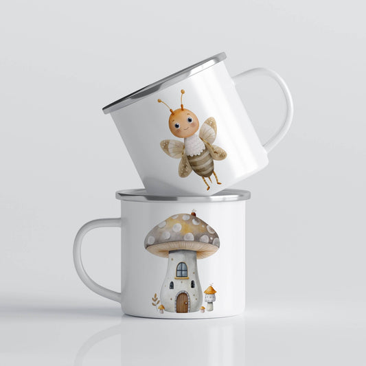 EVENTYRKRUS No30 – sopphus og snill bie
Dette kruset byr på en søt og nysgjerrig bie med prikkete vinger og glimt i øyet, og et sjarmerende sopphus som ser ut som det er hentet rett ut av eventyrskogen.