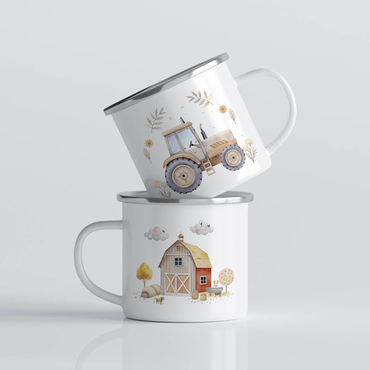 EVENTYRKRUS No31 – traktor og låve på landet. Dette kruset er perfekt for små bønder i magen! Med en stødig traktor på den ene siden og en klassisk rød låve under lune skyer på den andre, bringer det landlig sjarm og bondegårdsdrømmer til alle eventyrlige pauser.