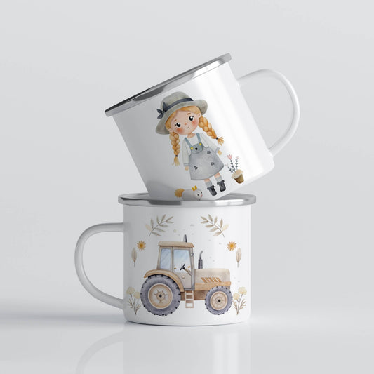 EVENTYRKRUS No32 – bondejente og traktor
Et hjertevarmt krus for små jordbrukere og dagdrømmere! Den ene siden viser en søt bondejente med fletter, hatt og blomster – mens den andre siden har den samme trofaste traktoren fra gårdslivet.