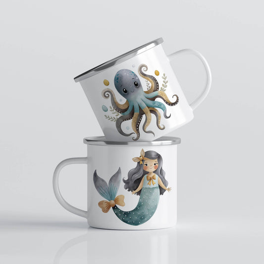EVENTYRKRUS No3 – Blekksprut og havfrue. Fargerik blekksprut møter en nydelig havfrue – dette emaljekruset er full av liv og havglede. En perfekt gave til barn som elsker fantasifulle havhistorier.