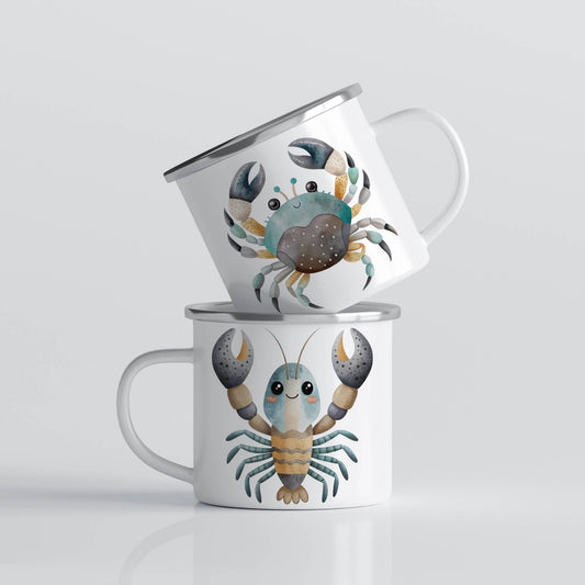 EVENTYRKRUS No4 – Krabbe og hummer. Klar for krabbelek? Dette morsomme emaljekruset viser en energisk krabbe på den ene siden og en hummer med store klør på den andre. Et maritimt must for små oppdagere.