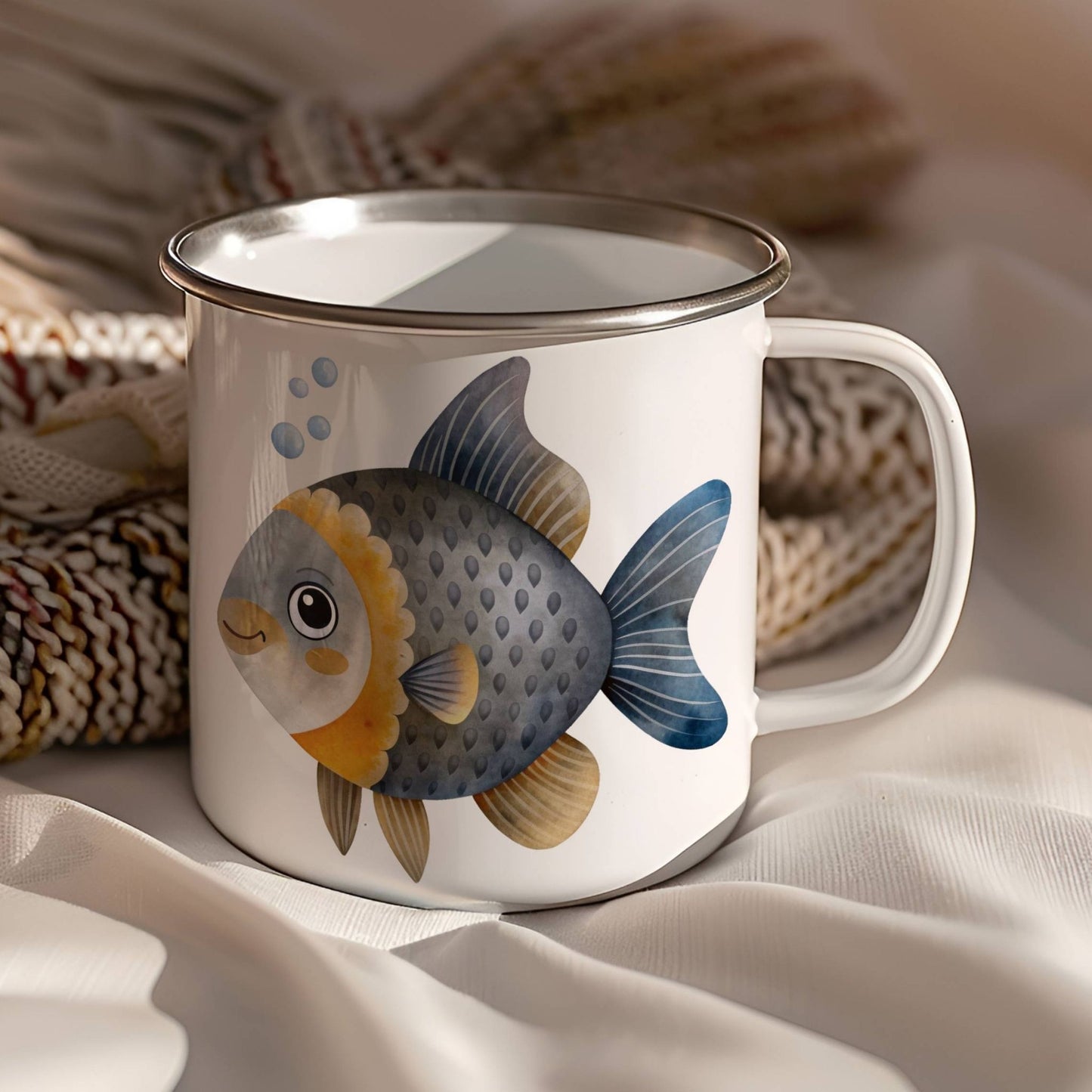 EVENTYRKRUS No5 – Fisk og sjøhest
Dette emaljekruset byr på en livlig liten fisk med store øyne og en elegant sjøhest omgitt av luftbobler og skjell. Et sjarmerende valg for små havelskere!