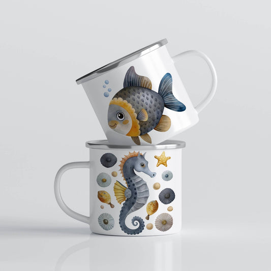 EVENTYRKRUS No5 – Fisk og sjøhest
Dette emaljekruset byr på en livlig liten fisk med store øyne og en elegant sjøhest omgitt av luftbobler og skjell. Et sjarmerende valg for små havelskere!