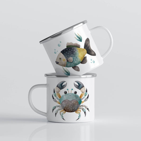 EVENTYRKRUS No6 – Fisk og krabbe
En fargerik fisk møter en tøff liten krabbe – dette emaljekruset kombinerer lekne havfigurer i duse akvarelltoner som gjør drikkestunden ekstra hyggelig.