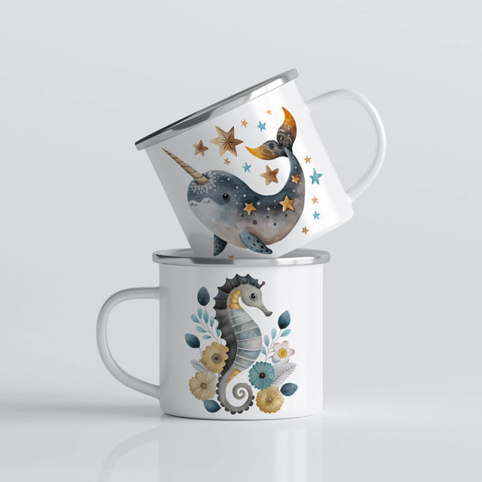 EVENTYRKRUS No7 – Sjøhest og narhval med stjerneskudd. Et drømmende emaljekrus hvor ennarhval svever blant stjerner og en sjøhest glitrer under havet. Skapt for barn med stor fantasi og stjernedrømmer.