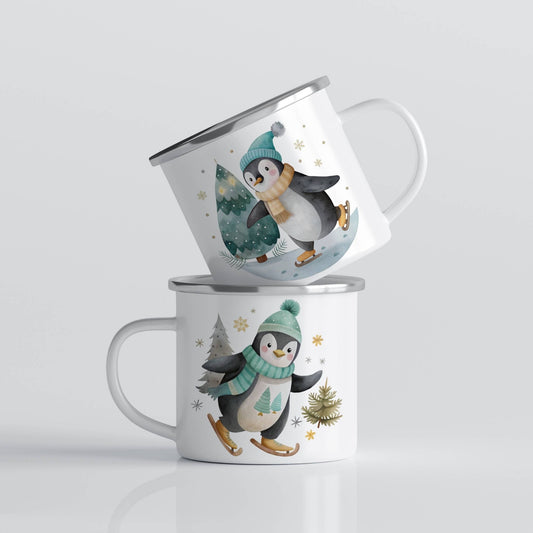 EVENTYRKRUS No8 – Pingviner i vinterskog. Et vinterlig emaljekrus med to pingviner i snølandskap. Perfekt for kalde morgener og varme kakaoøyeblikk.