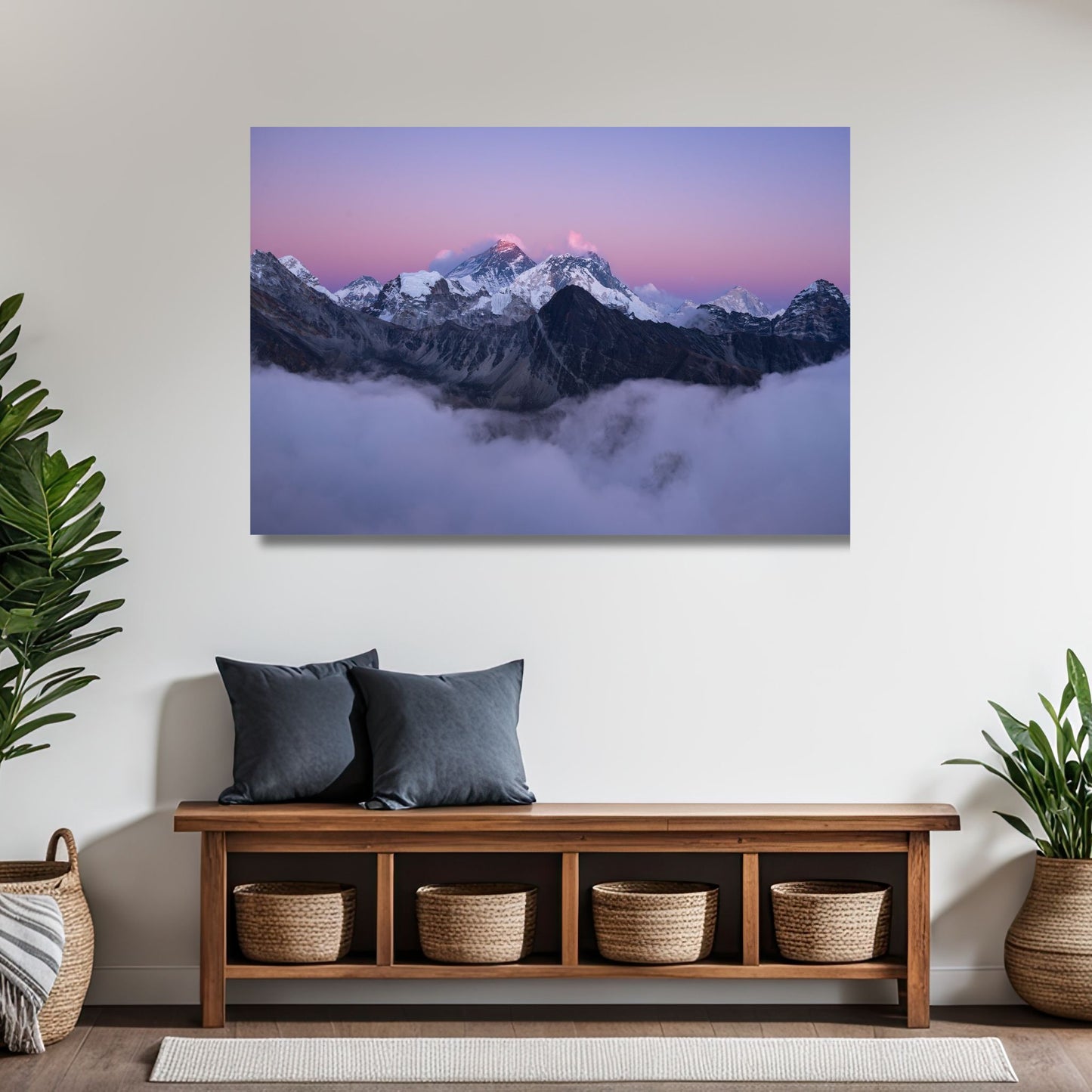 Dette fantastiske bildet viser Mount Everest, dekket av snø og innhyllet i tåkedekte skyer under en vakker, rosa-lilla skumringshimmel. Illustrasjonsfoto viser motivet på lerret.