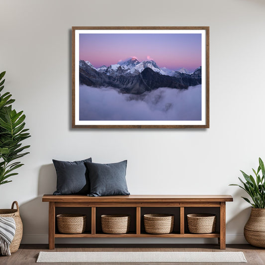 Dette fantastiske bildet viser Mount Everest, dekket av snø og innhyllet i tåkedekte skyer under en vakker, rosa-lilla skumringshimmel. Illustrasjonsfoto viser motivet som plakat i brun ramme.