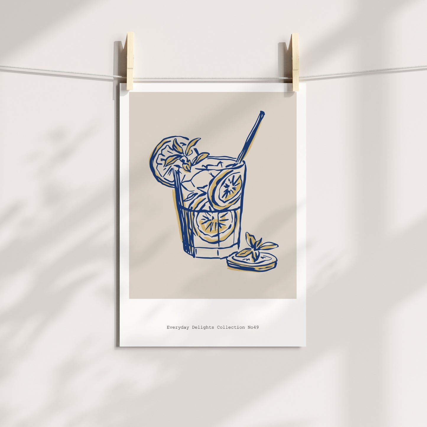 Et enkelt og elegant mojitoglass med lime og mynte i blå pennestrøk – kunstnerisk og kjølig i uttrykket. illustrasjon viser plakat på print.