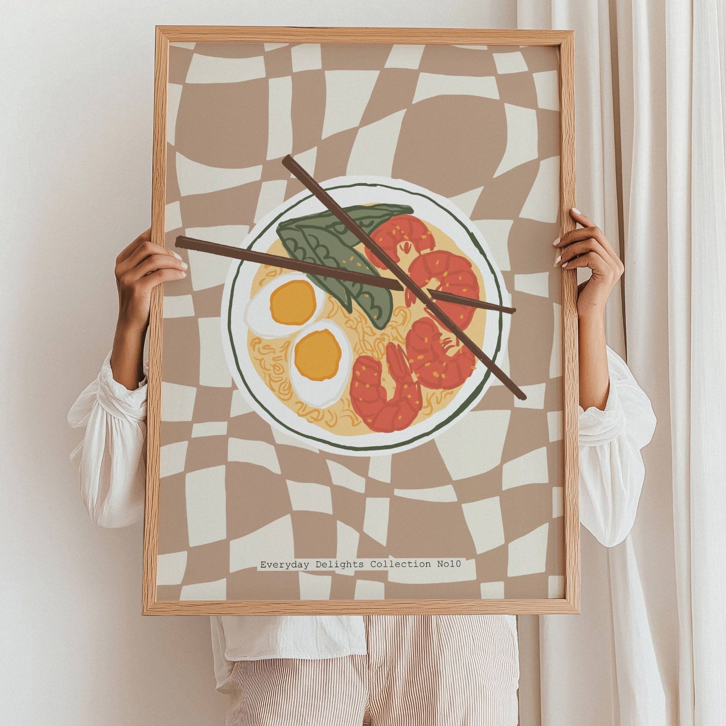 En leken frokostscene med egg, tomat og gaffel – retro og moderne i ett. Illustrasjon visewr plakat i eik ramme.
