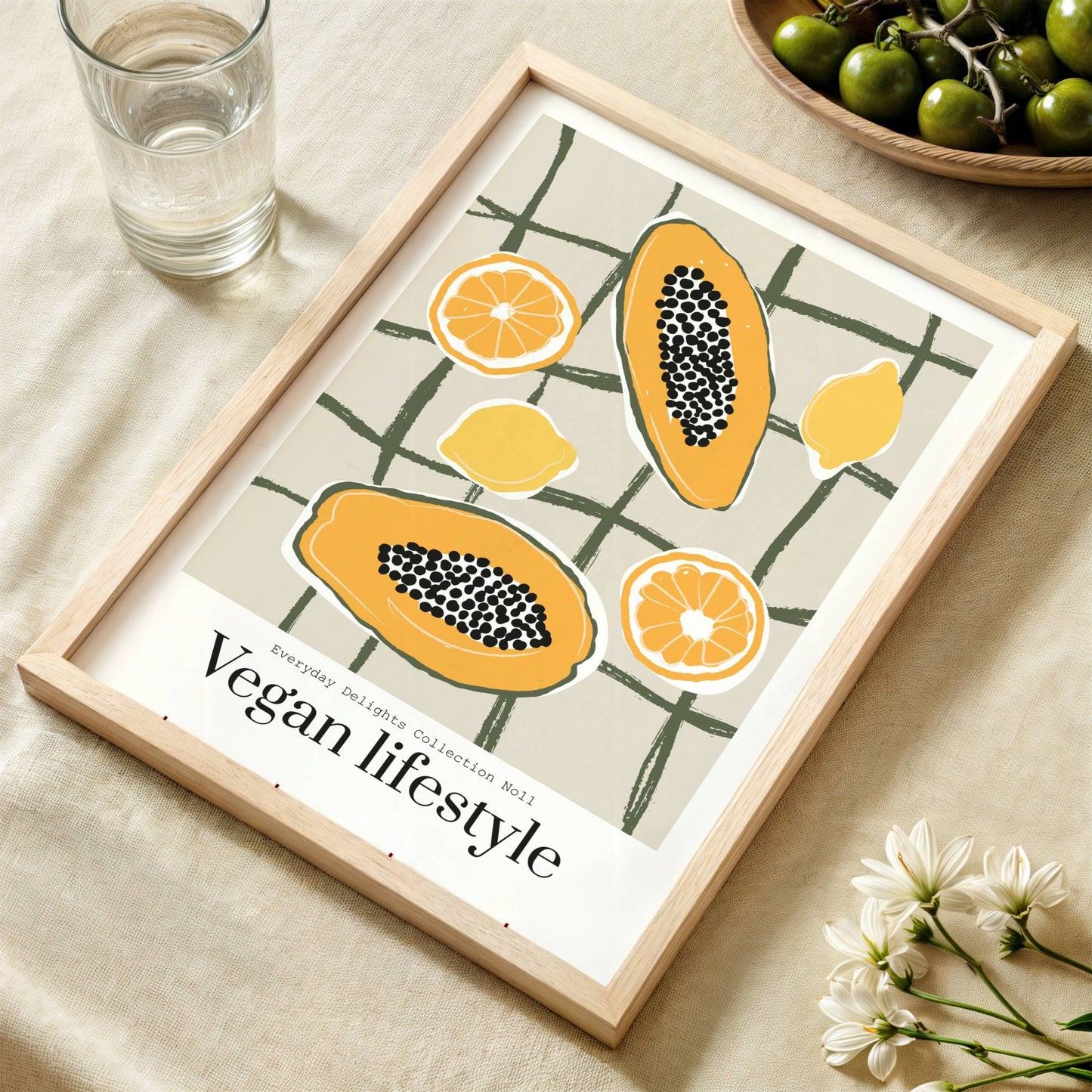 En leken frokostscene med egg, tomat og gaffel – retro og moderne i ett. Illustrasjon viser plakat i eik ramme.