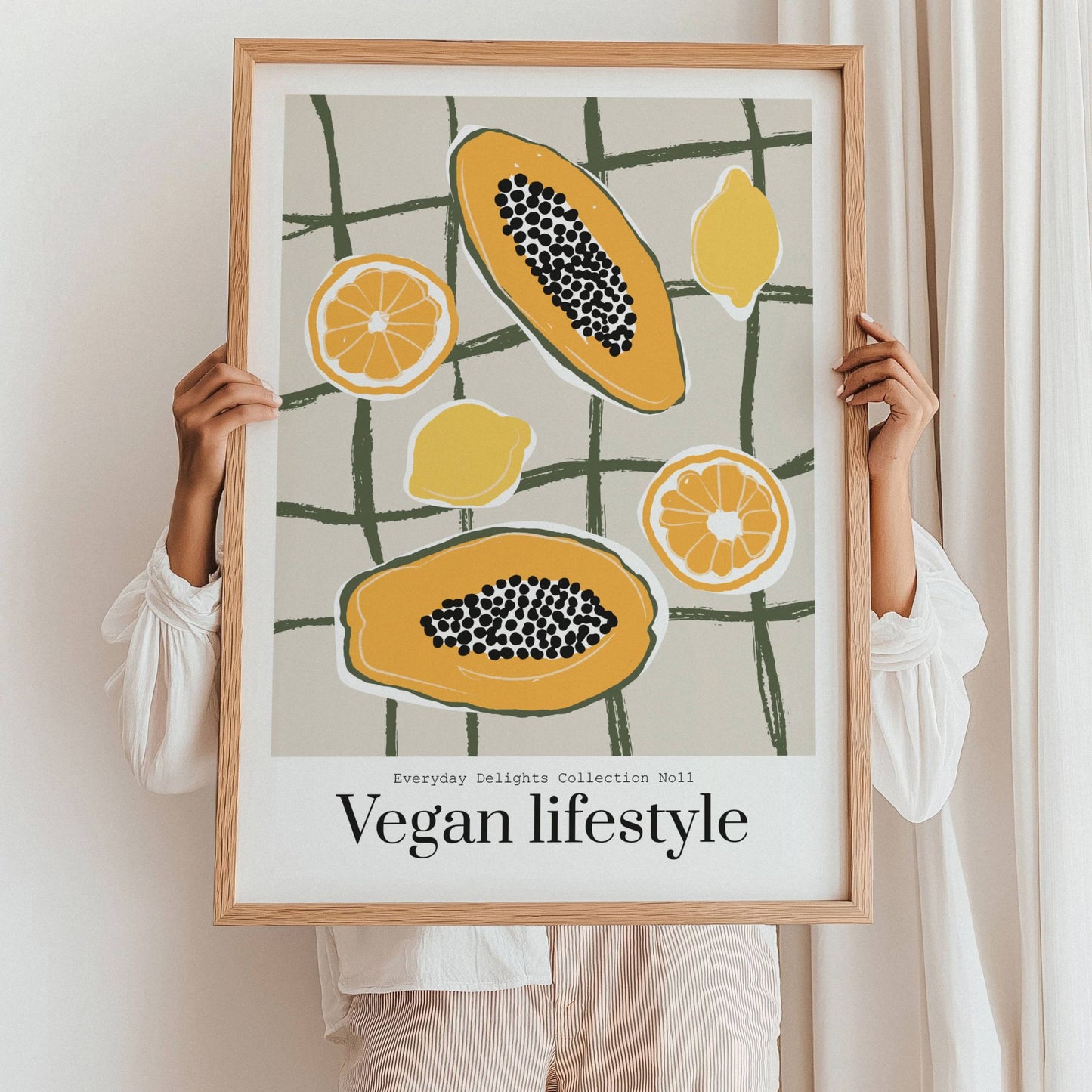 En leken frokostscene med egg, tomat og gaffel – retro og moderne i ett. Illustrasjon viser plakat i eik ramme.