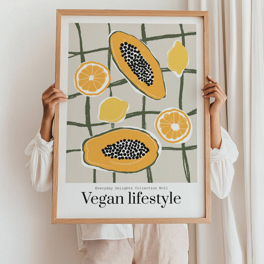 En leken frokostscene med egg, tomat og gaffel – retro og moderne i ett. Illustrasjon viser plakat i eik ramme.