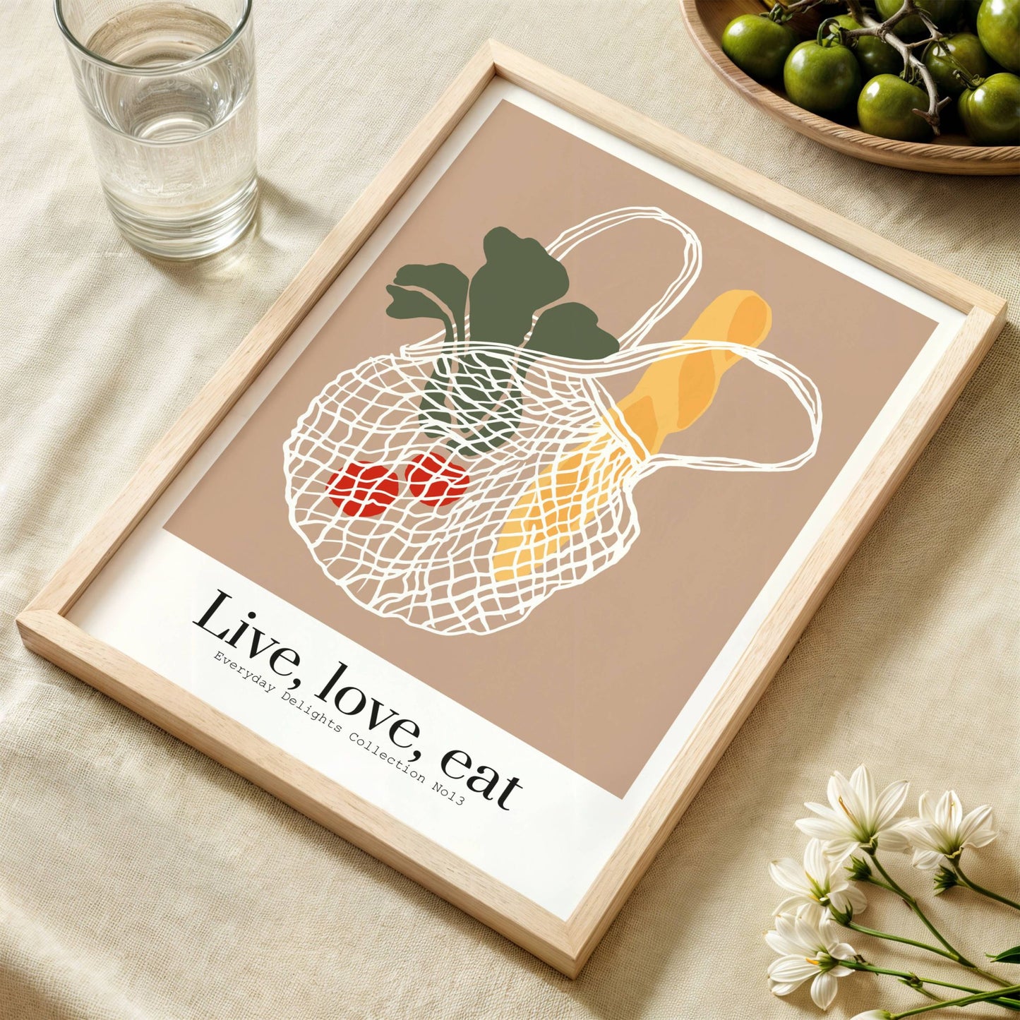 Et moderne motiv av handlenett med friske råvarer og teksten Live, love, eat – enkelt og ekte. Illustrasjon viser plakat i eik ramme.