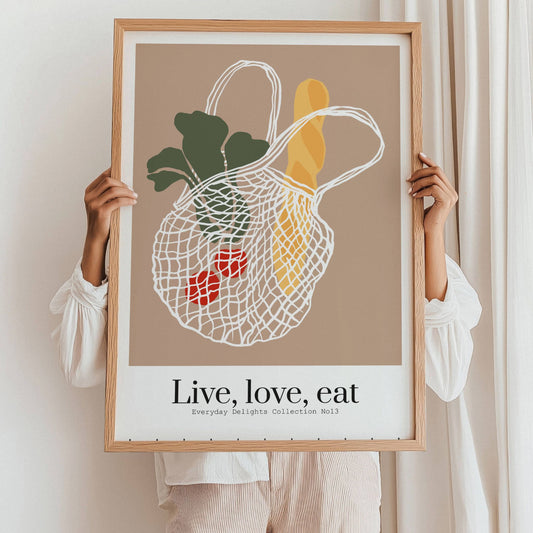 Et moderne motiv av handlenett med friske råvarer og teksten Live, love, eat – enkelt og ekte. Illustrasjon viser plakat i eik ramme.