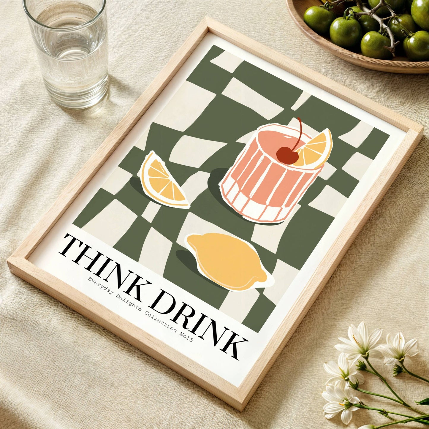 Et friskt drinkmotiv i moderne strek og røff sjakkrute – teksten Think drink fullfører stilen. Illustrasjon viser plakat i eik ramme.
