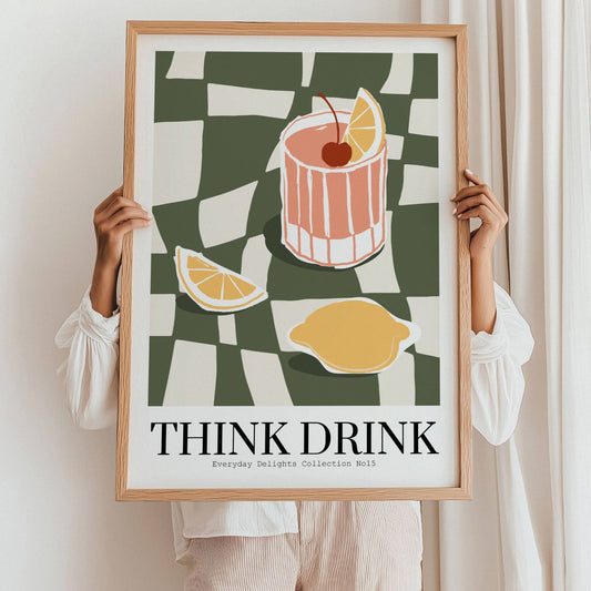 Et friskt drinkmotiv i moderne strek og røff sjakkrute – teksten Think drink fullfører stilen. Illustrasjon viser plakat i eik ramme.