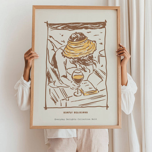 Et stemningsfullt portrett med kaffekopp og solhatt – teksten Sunday Mornings setter tonen. Illustrasjon viser plakat i eik ramme.