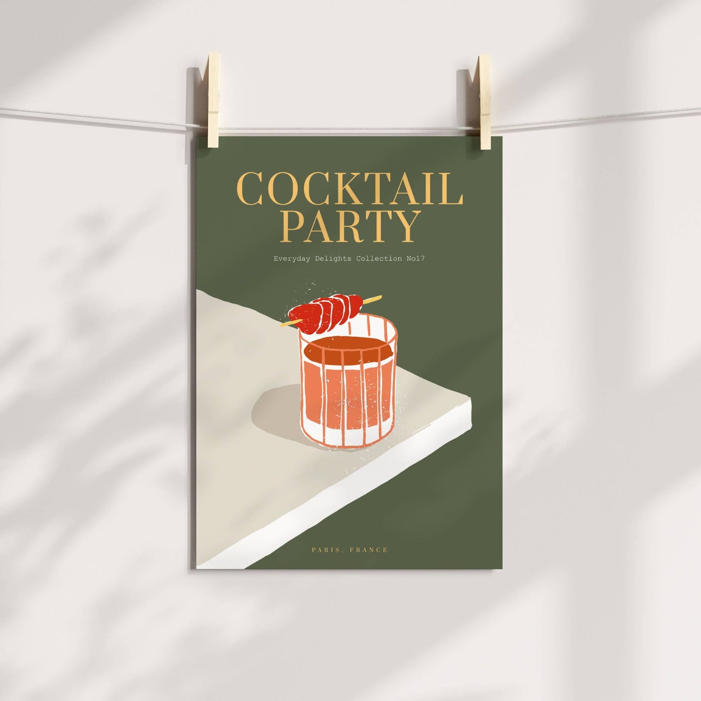 Et stilisert drinkglass med bær og teksten "Cocktail Party" – perfekt som blikkfang i hjemmets barområde. Illustrasjon viser plakat på print.