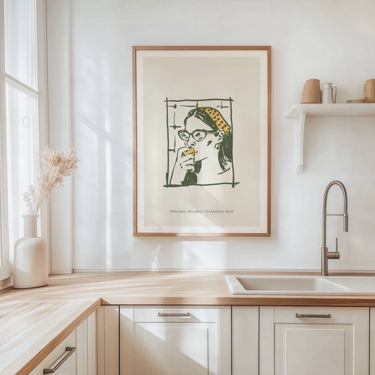 Et nært og lekent portrett av en jente som nyter iskrem – grafisk, retro og sjarmerende. Illustrasjon viser plakat i eik ramme.