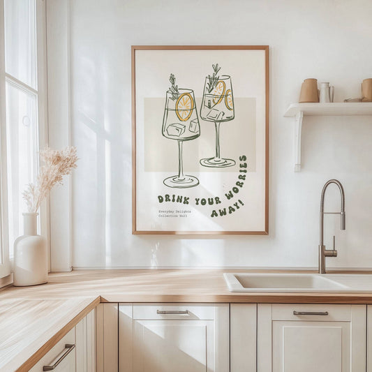 To glass med sitrus og urter, ledsaget av teksten "Drink your worries away" – både humor og stil i ett. illustrasjon viser plakat i eik ramme.