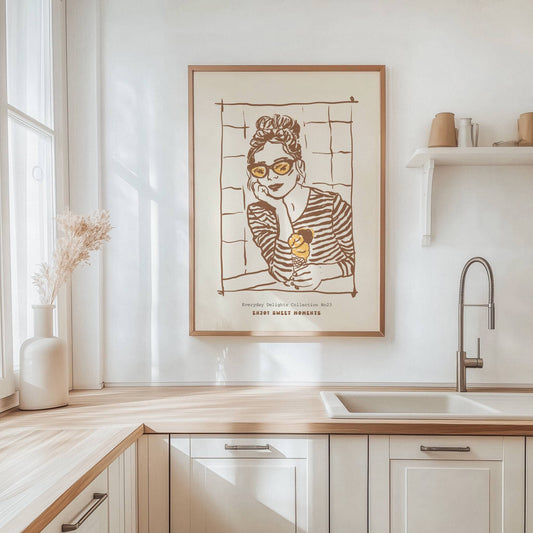 Et uttrykksfullt motiv i myke farger og strek – perfekt for å skape lun stemning i hjemmet. illustrasjon viser plakat i eik ramme.