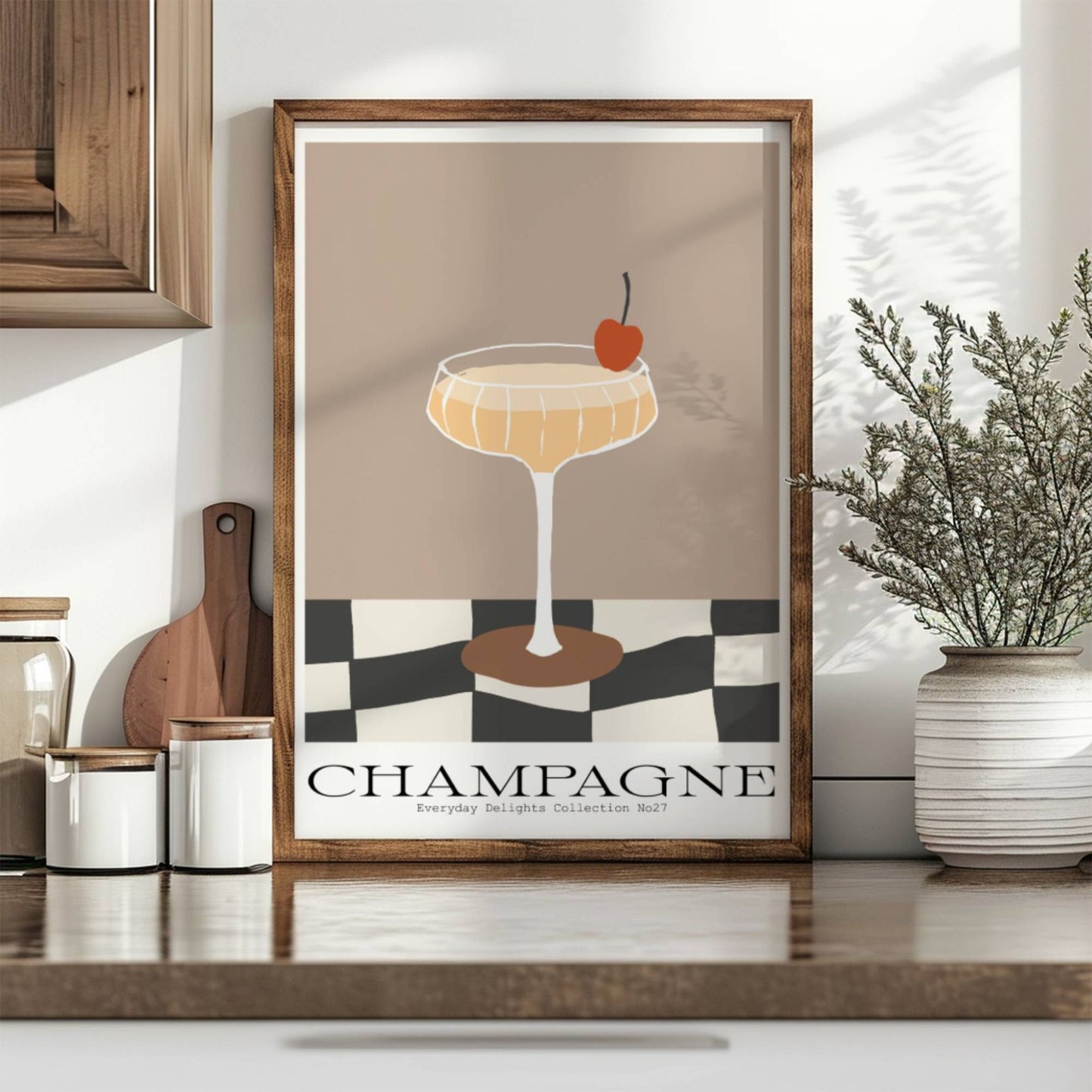 Sofistikert plakat med glass på flislagt underlag – minimalistisk og dekorativ barvegg-kunst - i mørk ramme.
