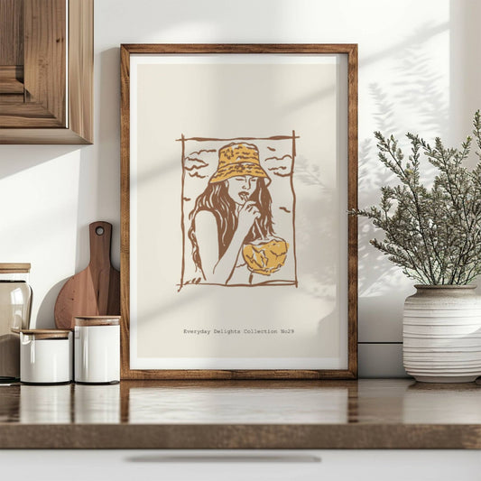 Sommersk portrett med frukt, bøttehatt og uformell sjarm – retro og lett kunstplakat - i mørk ramme.